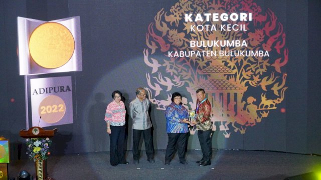 Bupati Bulukumba Andi Muchtar Yusuf Menerima Penghargaan Langsung dari Menteri Keuangan Sri Mulyani