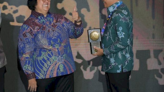 Bupati Bantaeng Ilham Azikin menerima Piala Adipura dari kementrian Lingkungan Hidup dan Kehutanan