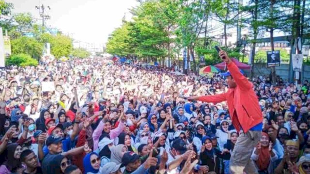 Ketua DPRD Kota Makassar Rudianto Lallo Menyapa Peserta Jalan Sehat 