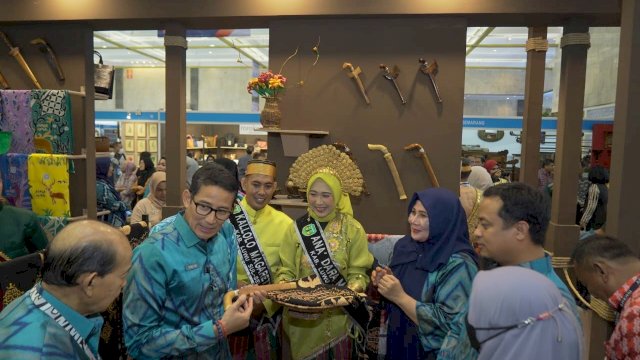 Kunjungi Stand Dekranasda Luwu, Sandiaga Uno Apresiasi Badik Luwu
