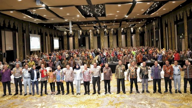 Kepala Badan Pendapatan Daerah Kota Makassar, Firman Hamid Pagarra bersama dengan Asisten III Kota Makassar H. Muh. Mario Said menghadiri Rapat Koordinasi Nasional Pendapatan Daerah se Indonesia Tahun 2023 yang diselenggarakan di The Stones Hotel, Kuta, Bali, Jumat (3/3/23).&nbsp;