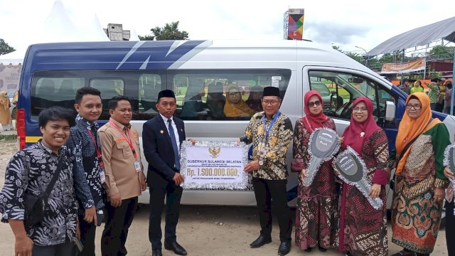 Syaharuddin Alrif Jadi Sopir Peserta Musywil di Enrekang