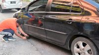Jalan Pagi, Gubernur Andi Sudirman Bantu Seorang Ibu Perbaiki Mobil Bocor