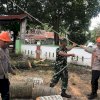Brimob Bone dan Koramil Barebbo Kompak Satu Hati Tumbangkan Pohon di Kantor Camat Barebbo