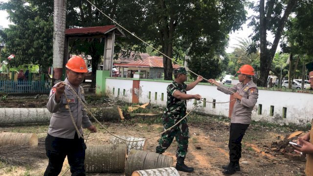 Brimob Bone dan Koramil Barebbo Kompak Satu Hati Tumbangkan Pohon di Kantor Camat Barebbo