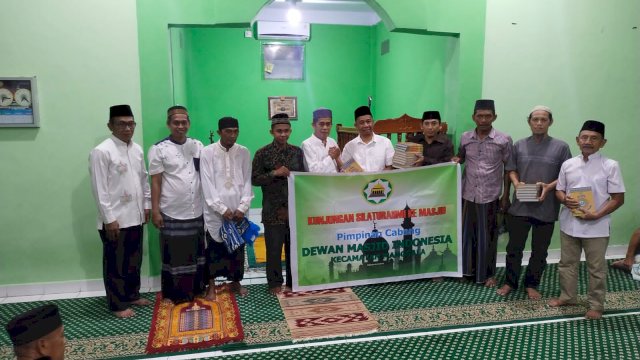 Legislator Makassar Kasrudi Bagi Al-Quran ke Sejumlah Masjid di Manggala