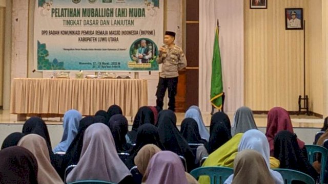 Polisi Berpangkat AIPTU di Luwu Utara Motivasi Peserta Pelatihan Muballigh(ah)