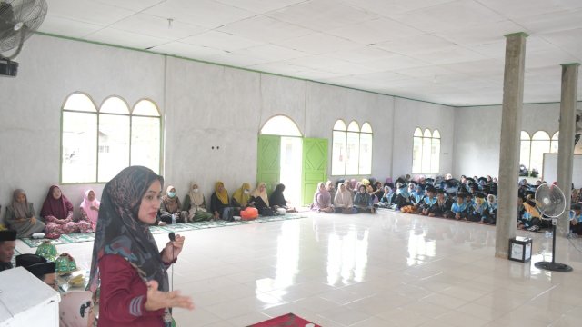 Bupati Lutra Hadiri Wisuda Santri TPA Pesantren Baburahma
