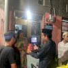 Grebek Sahur, Ketua DPRD Bagikan Makanan ke Warga Tidung
