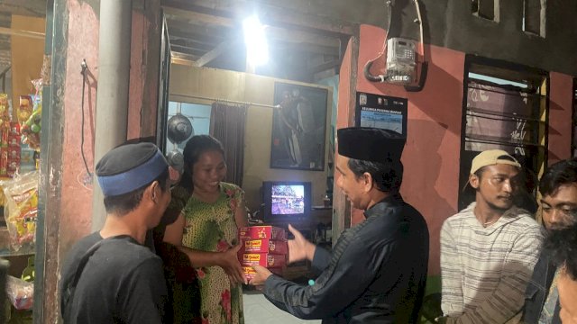 Grebek Sahur, Ketua DPRD Bagikan Makanan ke Warga Tidung