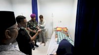 Beri Santunan, Gubernur Andi Sudirman Doakan Korban Rubuhnya Kubah Masjid Lekas Sembuh