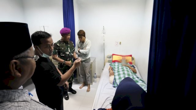 Beri Santunan, Gubernur Andi Sudirman Doakan Korban Rubuhnya Kubah Masjid Lekas Sembuh