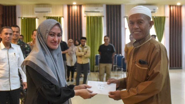 Bupati Lutra Serahkan 50 Unit Hunian Tetap Kepada Korban Banjir Bandang