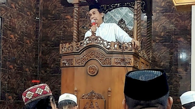 Tarawih Pertama, Ketua DPRD Makassar Rudianto Lallo Ingatkan Warga Pentingnya Pendidikan