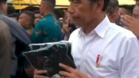 Jajal Pasar Terong, Jokowi Berbagi Baju Kaos, BMK, Sembako Berbagi dan BLT Kepada Pedagang&nbsp;