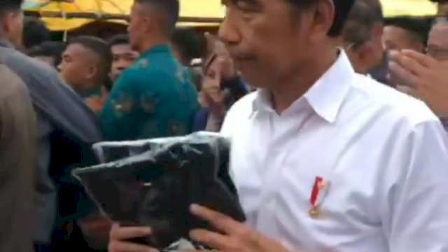 Jajal Pasar Terong, Jokowi Berbagi Baju Kaos, BMK, Sembako Berbagi dan BLT Kepada Pedagang&nbsp;