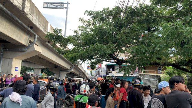 Kerumunan Warga yang menyaksikan bentrokan  antara Geng Motor dan warga 