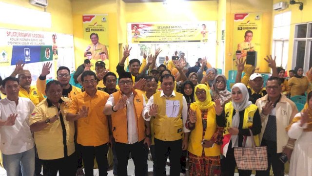 Nurdin Halid Wakil ketua Umum Partai Golkar Foto Bersama Dengan Sejumlah Pengurus Golkar Kabupaten Sinjai 