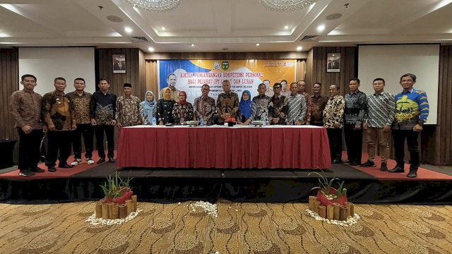 Bupati Kabupaten Luwu Basmin Mattayang membuka secara langsung kegiatan bimbingan teknis pengembangan kompetensi Personal bagiu seluruh pejabat Camat, Lurah se Kabupaten Luwu 