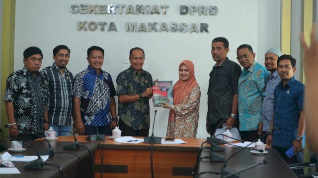 Wakil Ketua DPRD Kota Makassar, Andi Suhada Sappaile menjamu kunjungan kerja anggota DPRD Kabupaten Sinjai yang membahas tentang Tanggungjawab Sosial Perusahaan atau yang lebih dikenal dengan istilah Corporate Social Responsibility (CSR).