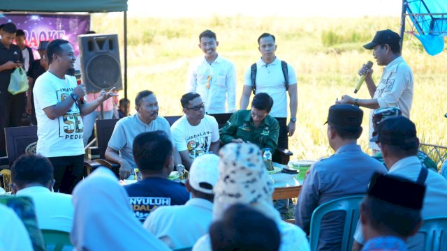 Gubernur Sulawesi Selatan, Andi Sudirman Sulaiman melakukan panen padi melalui benih program Mandiri Benih di Desa Palakka, Kecamatan Kahu, Kabupaten Bone, Kamis 9 Maret 2023.