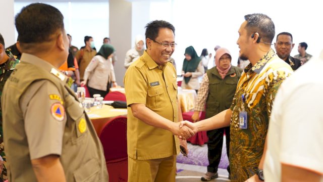 Penjabat Sekertaris Daerah Provinsi Sulawesi Selatan (Sulsel), Andi Aslam Patonangi, menghadiri Lokakarya Klaster Logistik yang digelar Direktorat Optimalisasi Jaringan Logistik dan Peralatan Badan Nasional Penanggulangan Bencana (BNPB), di Hotel Novotel, Makassar, Selasa, 14 Maret 2023.
