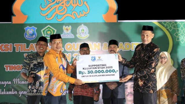 Sekda Bulukumba Muh Ali Saleng membuka pelaksanaan Seleksi Tilawatil Qur'an dan Hadis (STQH) VII tingkat Kabupaten Bulukumba tahun 2023 di Pantai Merpati, Selasa malam, 14 Maret 2023.
