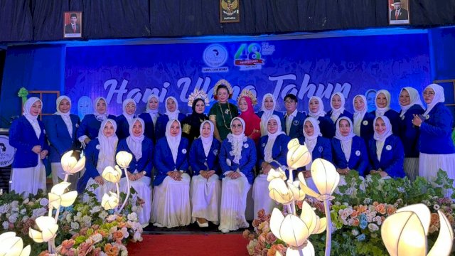 Dalam rangka memperingati Hari Ulang Tahun (HUT) ke 48, Ikatan Pengusaha Wanita Indonesia (IWAPI) Cabang Bulukumba, berbagi kebahagiaan dengan membagikan kursi roda, yang berlangsung di Hotel Agri, Rabu, 15 Maret 2023.
