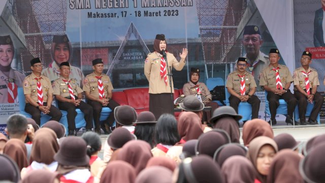 Ketua Kwartir Cabang Kota Makassar, Fatmawati Rusdi, mengukuhkan dan melantik pengurus majelis pembimbing dan pembina ambalan Pramuka Oryza Sativa Gugus Depan 01-29, 01-30, di lapangan SMA Negeri 1 Makassar, Sabtu (18/03/2023).