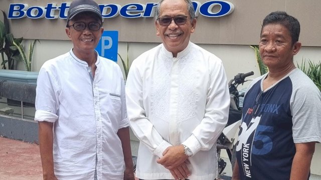 Bakal Calon Gubernur Sulsle Ilham Arief Sirajuddin Foto Bersama Salah Satu Tokoh Masyarakat Kota Palopo 