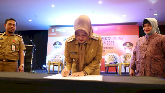 Wakil Walikota Makassar Fatmawati Rusdi menandatangani kebijakan dalam mencapai target Makassar zero stunting 2024, 