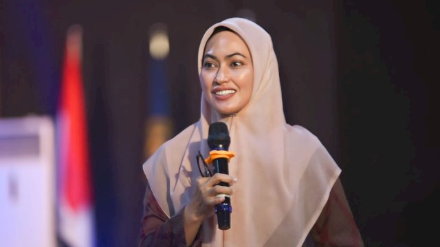 Bupati Luwu Utara, Indah Putri Indriani menyampaikan belasungkawa atas meninggalnya Feronika, ibu hamil di Kecamatan Seko beberapa waktu lalu.&nbsp;
Belasungkawa tersebut disampaikan Indah langsung kepada Bonar Suito, kerabat Feronika.