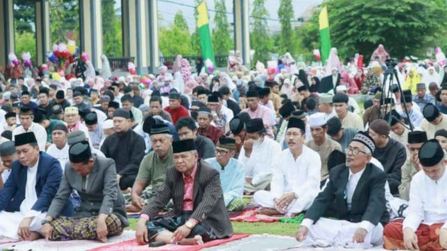 Salat Ied di Lapangan Andi Jemma, Basmin: Mari Tingkatkan Persaudaraan di Hari Raya Idul Fitri&nbsp;