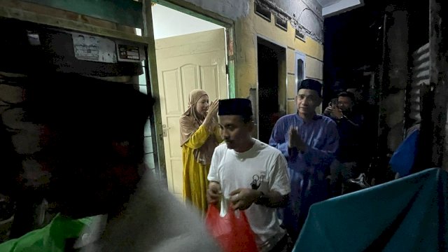 Masyarakat Tamamaung Kaget Dibangunkan Sahur oleh Ketua DPRD Rudianto Lallo