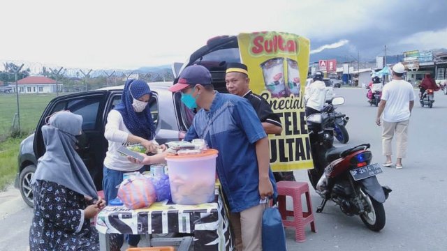 Pedagang Takjil di Bandara Andi Djemma Ramai, Dinilai Mampu Gerakkan Ekonomi