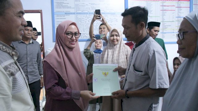 Bupati Lutra Kembali Serahkan 65 Sertifikat Tanah Ke Waraga Desa Batang