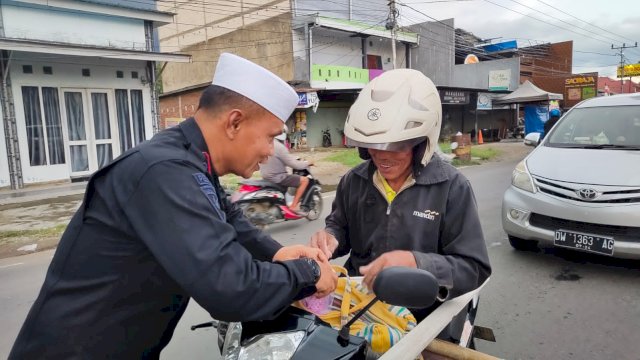 Kolaborasi Brimob, Baznas dan Bhayangkari Brimob Bone Bagi-bagi Paket Buka Puasa