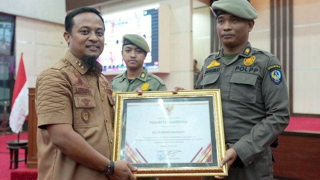 Amankan OTK yang Bawa Senpi, Gubernur Andi Sudirman Beri Penghargaan 3 Personil Satpol PP