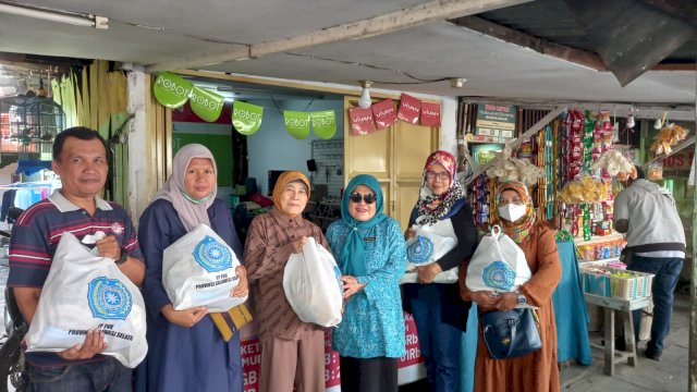 PKK Sulsel Berbagi Sembako di Beberapa Kecamatan di kota Makassar
