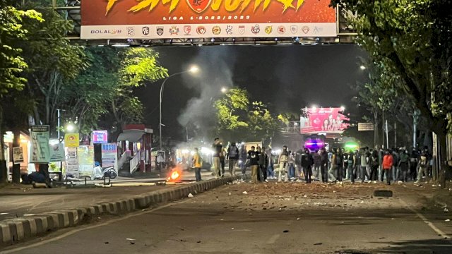 Tolak UU Cipta Kerja di Depan UNM, Mahasiswa dan Warga Saling Lempar Batu&nbsp;