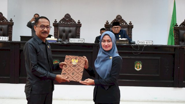 Bupati Lutra Serahkan LKPJ 2022 Ke DPRD