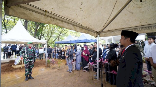 Gubernur Andi Sudirman Jadi Inspektur Upacara Pemakaman Rapsel Ali di TMP Panaikang