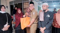 Sekwan DPRD Makassar Bagikan Paket Sembako ke Warga Kurang Mampu&nbsp;