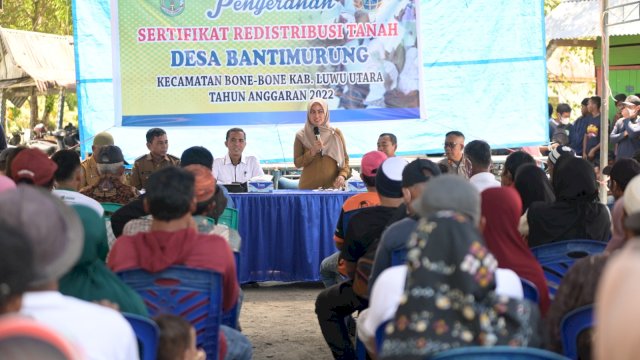 Bupati Luwu Utara Serahkan 424 Sertifikat Tanah ke Warga Bantimurung