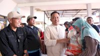 Bupati Bantaeng Salurkan Bantuan Pangan Beras di Tiga Desa