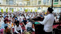 Usai Salat Berjamaah di Takalar, Gubernur Andi Sudirman Diserbu Anak-Anak