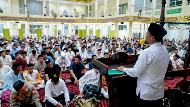 Usai Salat Berjamaah di Takalar, Gubernur Andi Sudirman Diserbu Anak-Anak