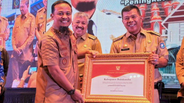 Bupati Andi Utta Terima Penghargaan Mitigasi dan Adaptasi Perubahan Iklim