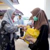 Bersama Suami, Bupati Lutra Salurkan Zakat Maal