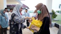 Bersama Suami, Bupati Lutra Salurkan Zakat Maal